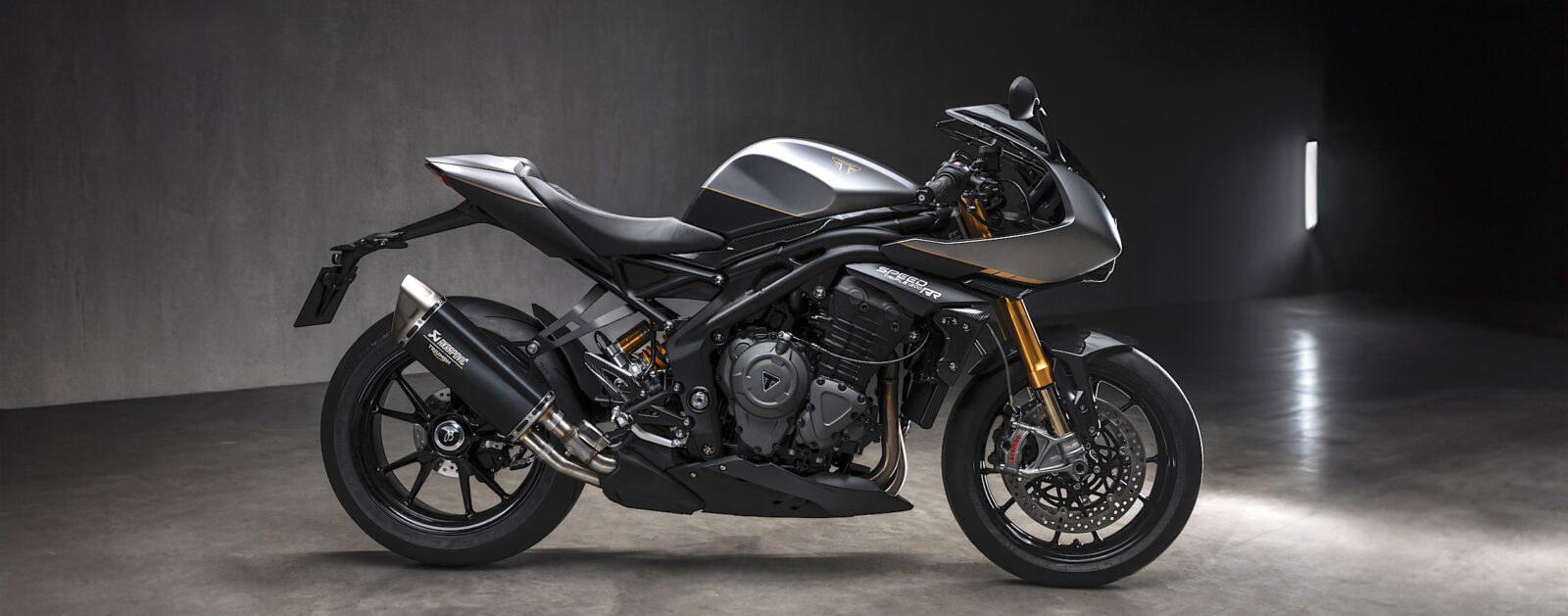 Mô Tô Triumph Sài Gòn 93 background-2024-speed-triple-1200-rr-breitling-limited-edition